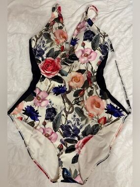 TA3 CONTOUR ROSE SNAKE/BLACK
Style: PLUNGEY TRIANGLE
Size: 2X Regular / Long